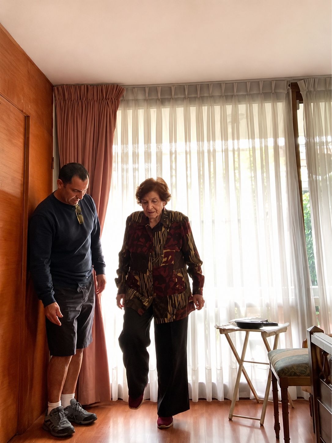 Adulta mayor entrenando marcha y equilibrio con acompañamiento profesional