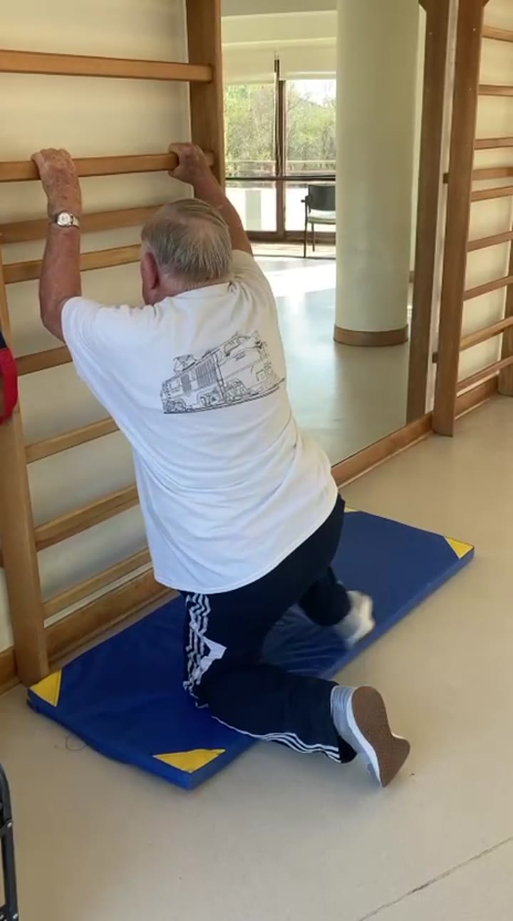 Movilidad y elongación asistida durante una sesión de rehabilitación para adultos mayores